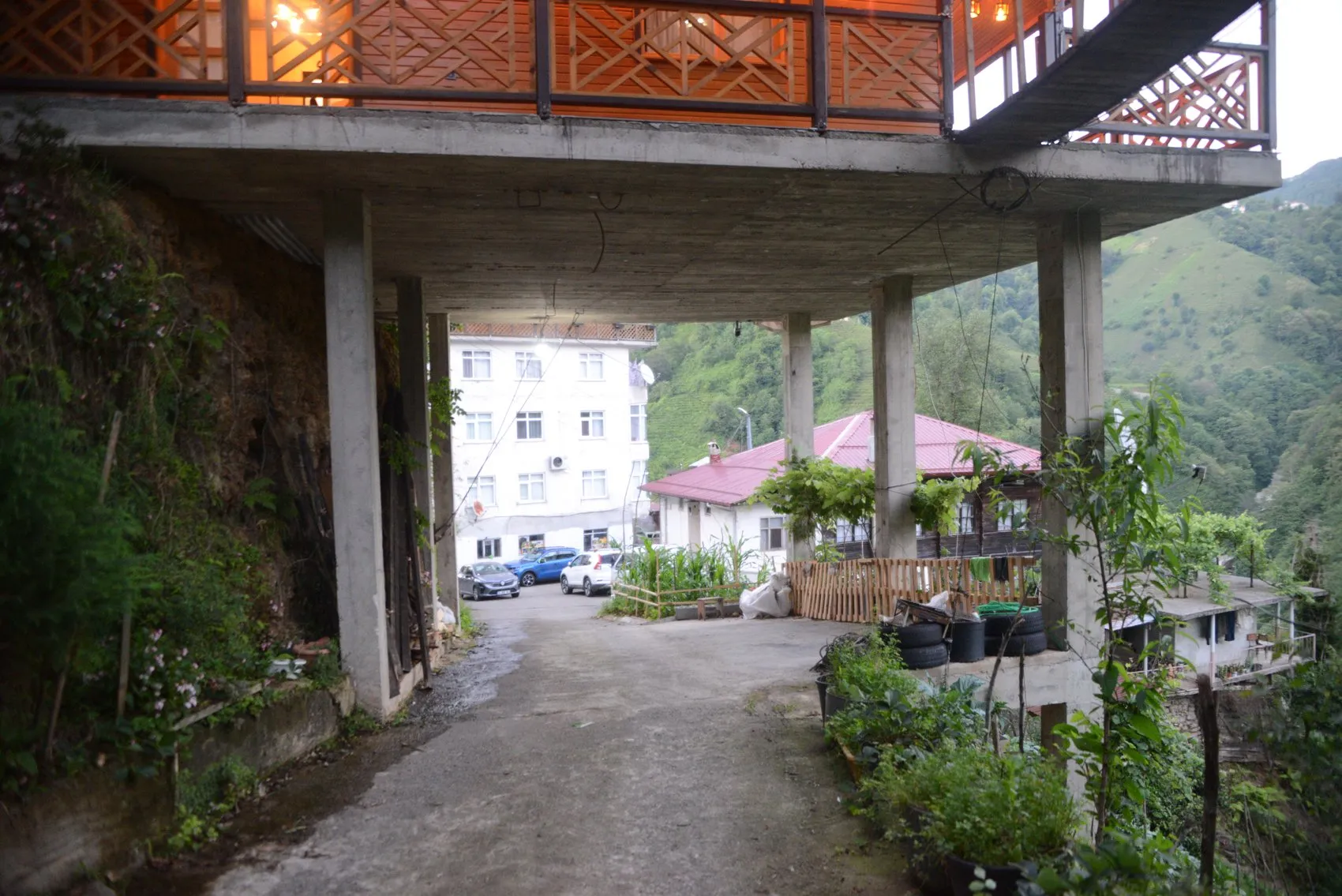 Rize’de yolun üzerine kurulan sıra dışı villa