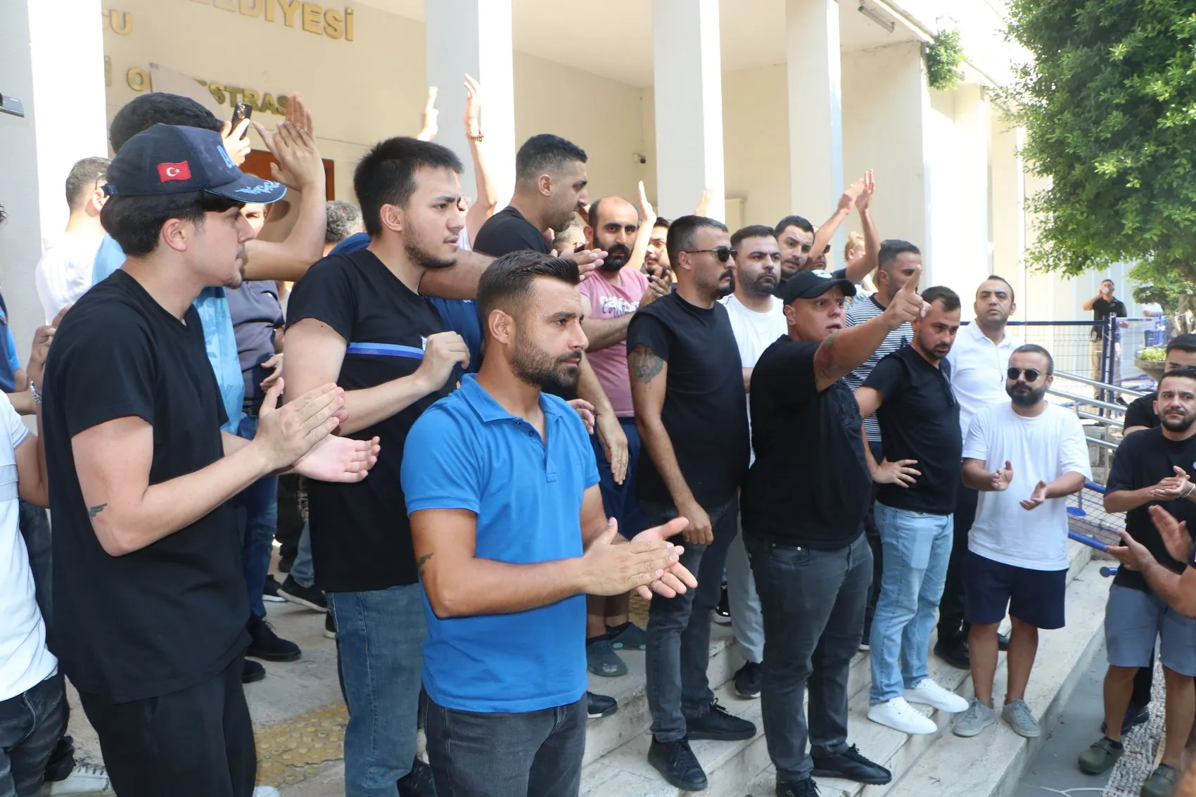 Adana Demirspor taraftarları belediye önünde destek için toplandı