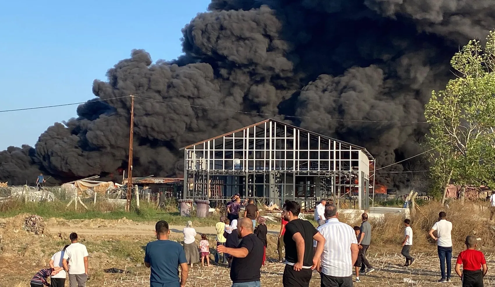 Geri dönüşüm tesisinde yangın 4 ev ve 1 otomobil küle döndü