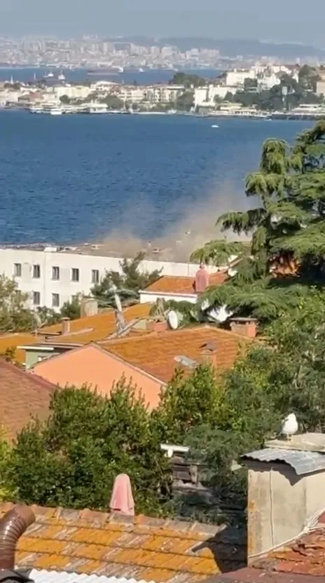 Heybeliada'da askeri okul çatısında yangın paniği