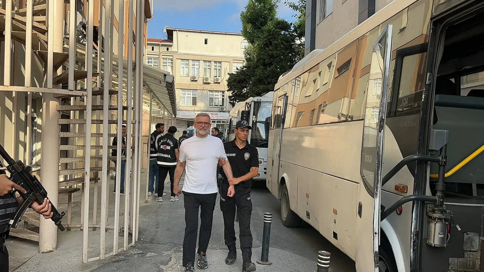 Kuşadası Belediyesi rüşvet operasyonunda 16 kişi adliyeye getirildi