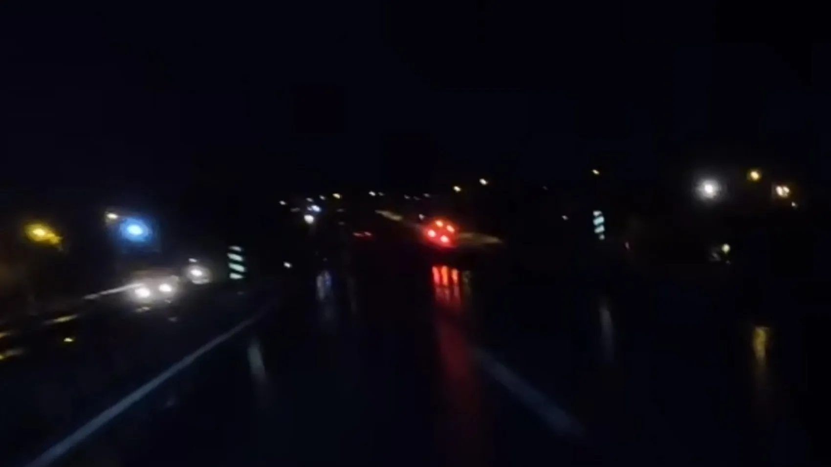 Otobüs yan yola savruldu, motosikletli yardıma koştu