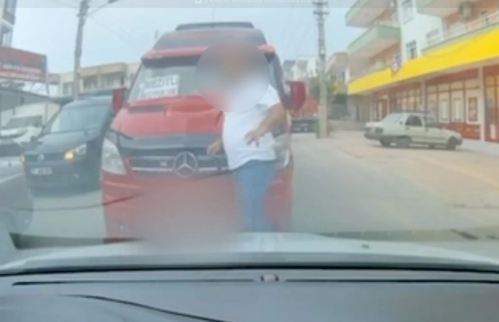 Mersin'de trafiği birbirine katan dolmuş şoförü yakayı ele verdi