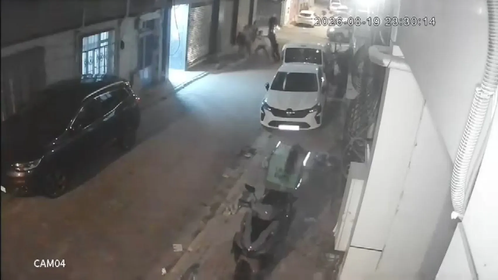 Kadına saldıran şüpheliye engel olan polisleri bıçakladılar, 4 tutuklama