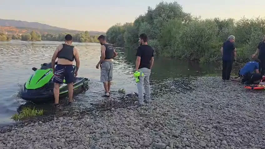 Bingöl’de nehirde kaybolan genci bulmak için ekipler seferber oldu