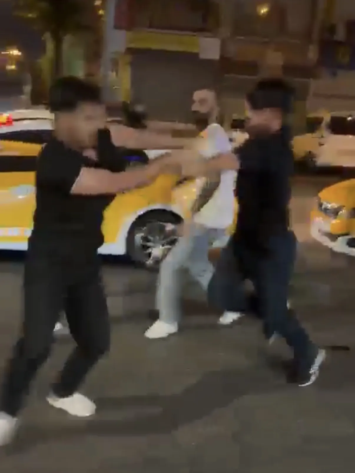 Diyarbakır'da cadde ortasında arkadaşların tekme tokat kavgası