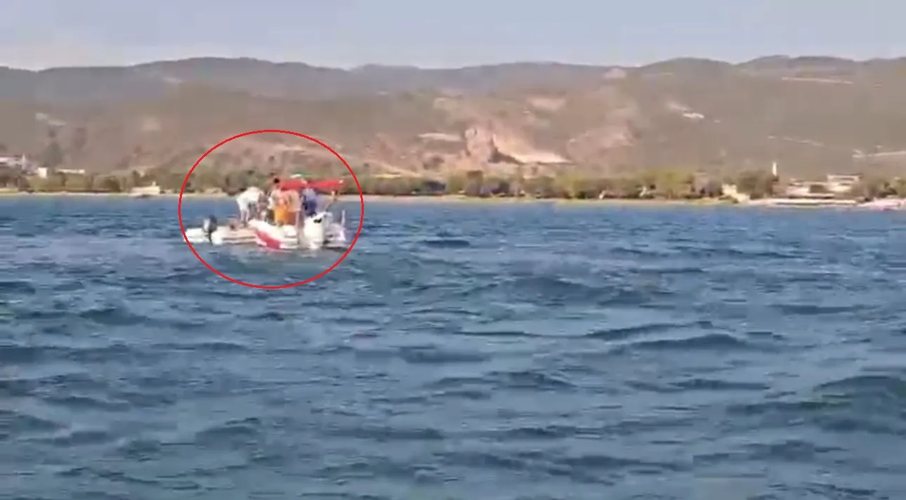 Gölde bottan düşen 3 kişi son anda kurtarıldı, o anlar kamerada