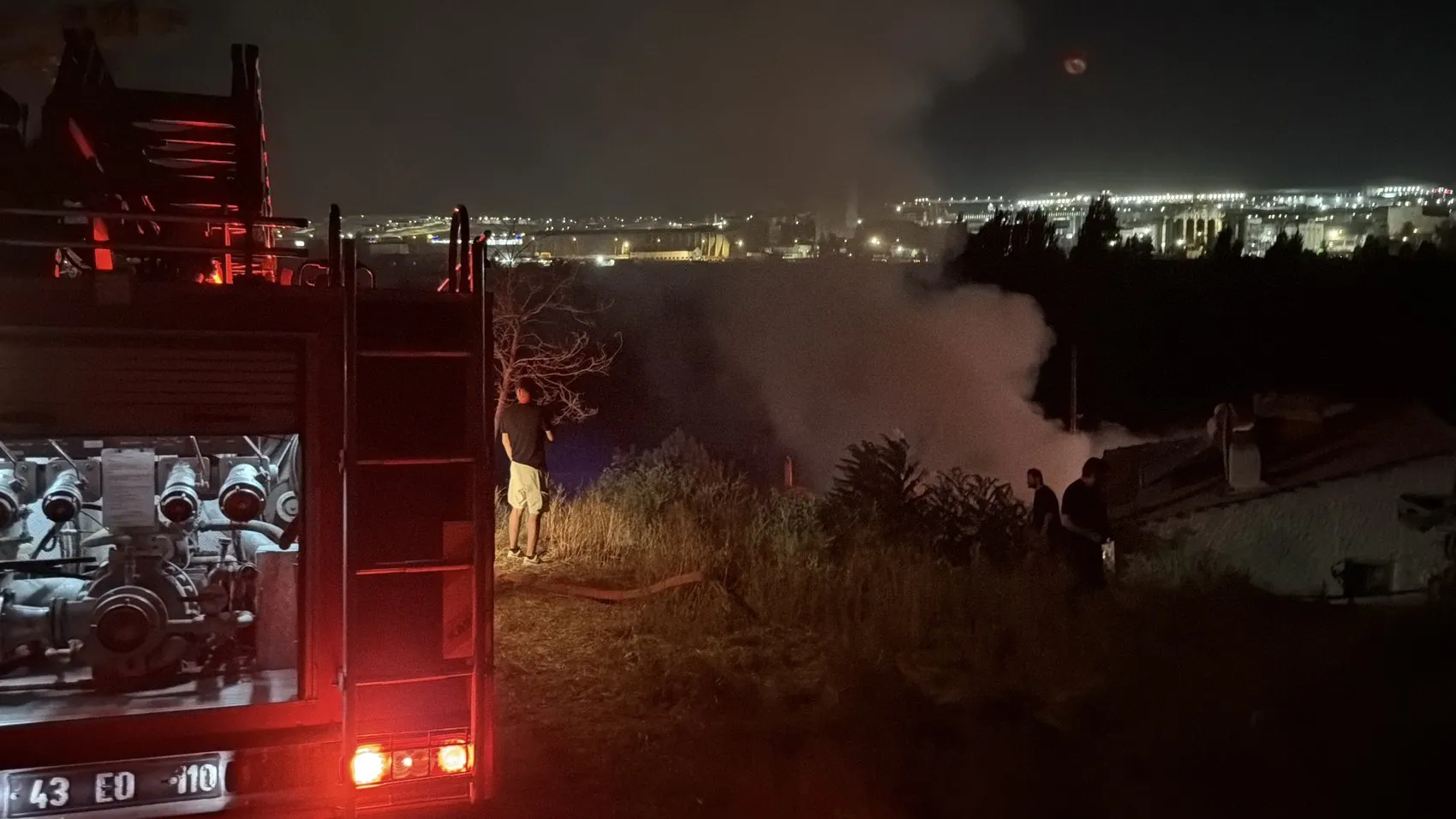 Kütahya'da bahçede başlayan yangın evi küle çevirdi