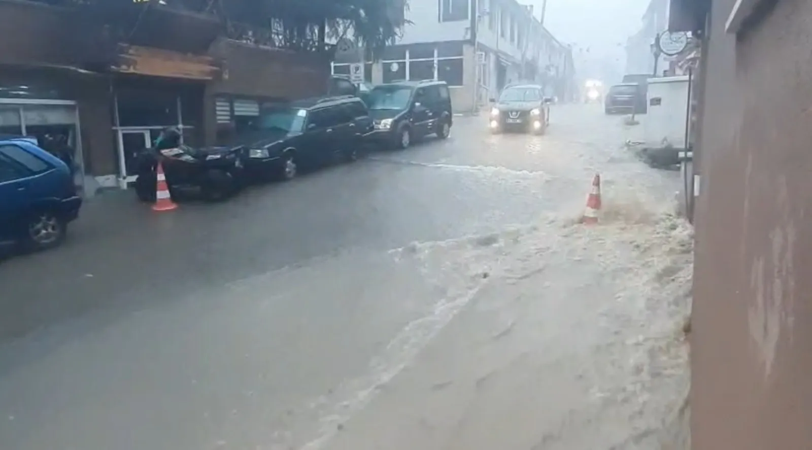 Şavşat’ta aşırı yağış yolları ve elektrik hatlarını vurdu