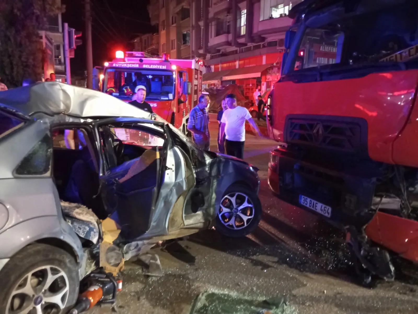 Samsun Çarşamba yolunda kamyon ve otomobil çarpıştı