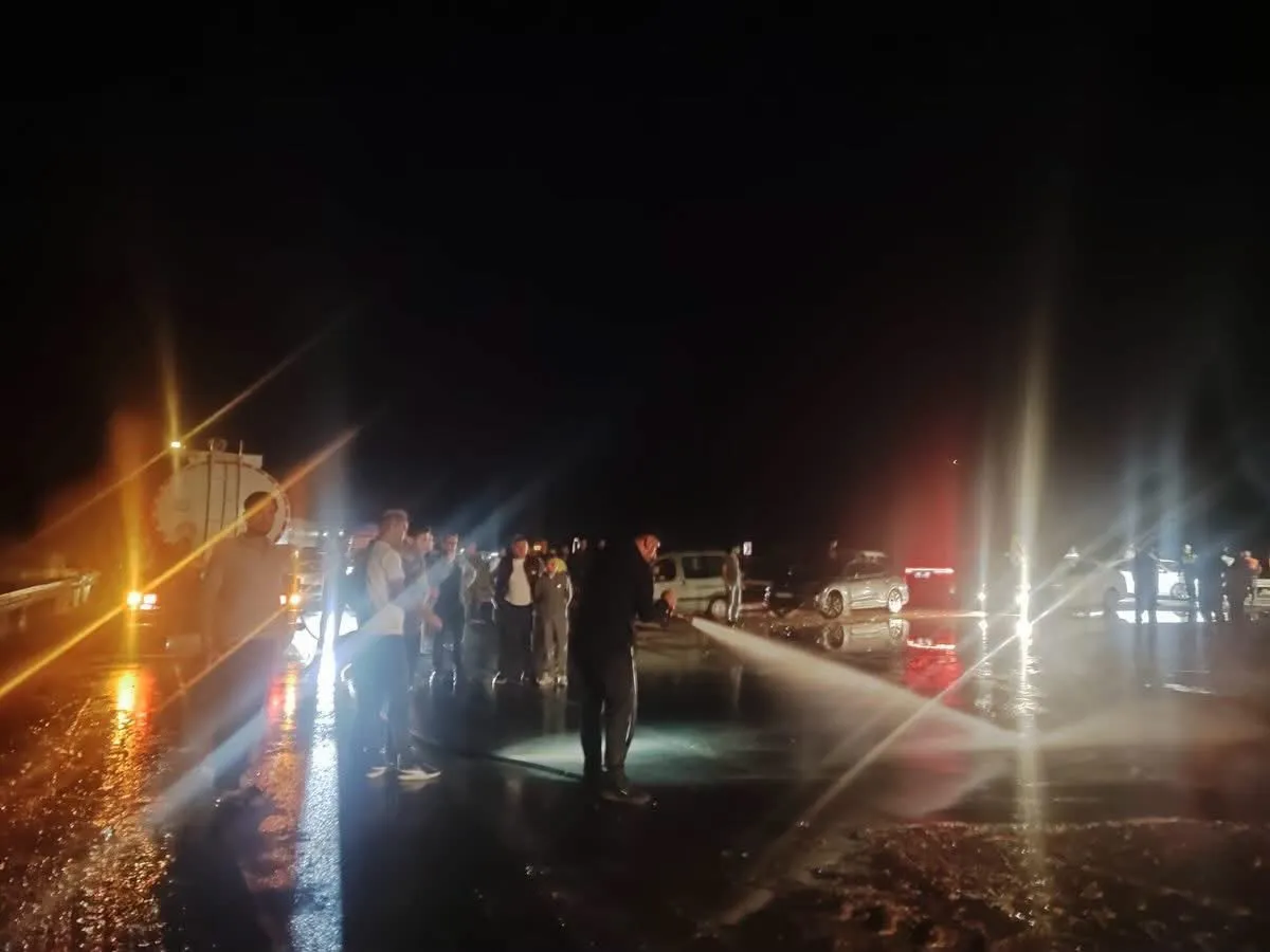 Sivas'ta sağanak yağış D-100 kara yolunu kilitledi