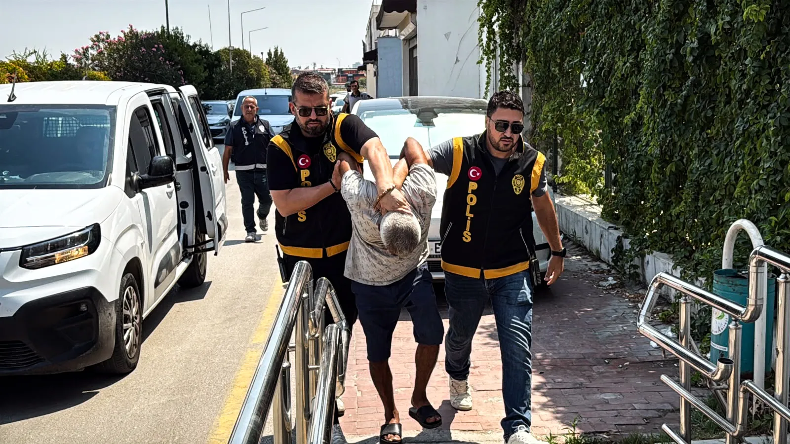 Eski eşine kefen gönderip bıçaklayan saldırgan tutuklandı