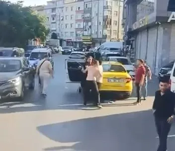İki taksi şoförü ortalığı birbirine kattı, o anlar kamerada