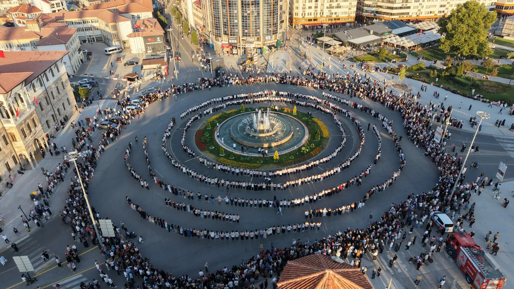 Sivas Meydanı’nda bin kadın tek yürek halay çekti