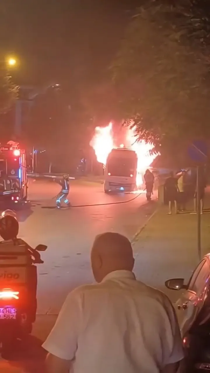 Kartal’da gece yarısı park halindeki minibüs küle döndü