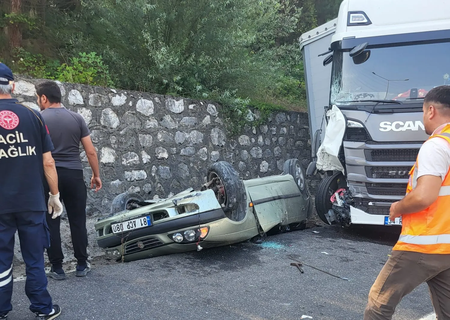 Düzce'de fındık yüklü TIR otomobili ezdi Bir kişi hayatını kaybetti