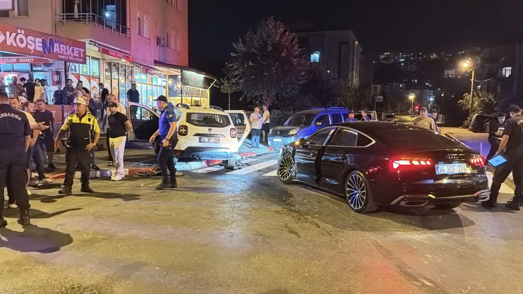Ara sokaktan çıkan otomobil polis aracına çarptı, 2 memur yaralandı