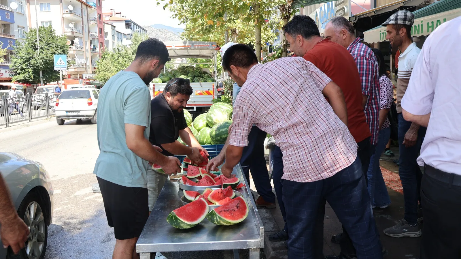 Salah gelmedi ama Amasyalı manav sözünü tuttu
