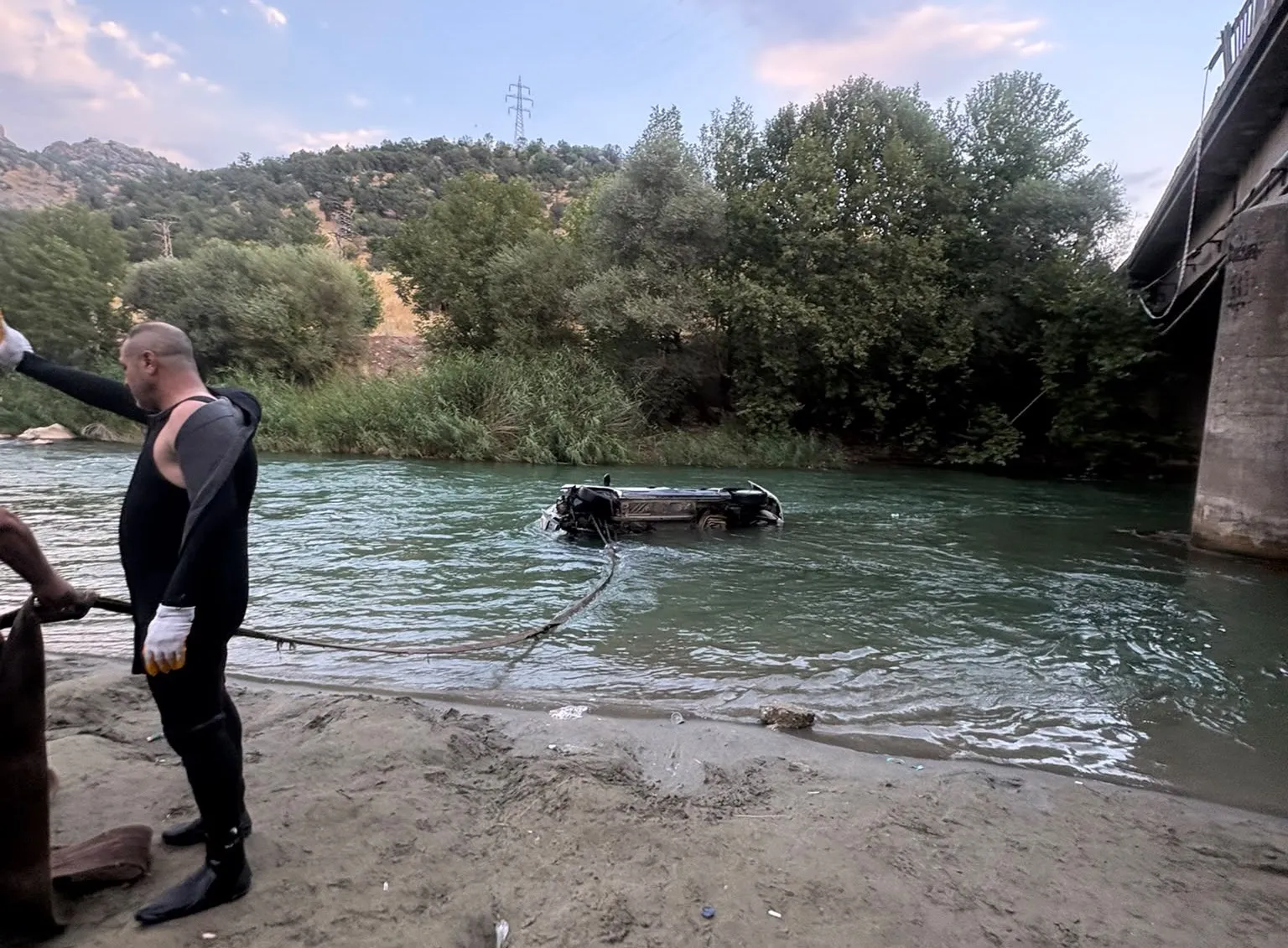 Piknik yapan çocuğun üzerine bariyer parçaları savruldu
