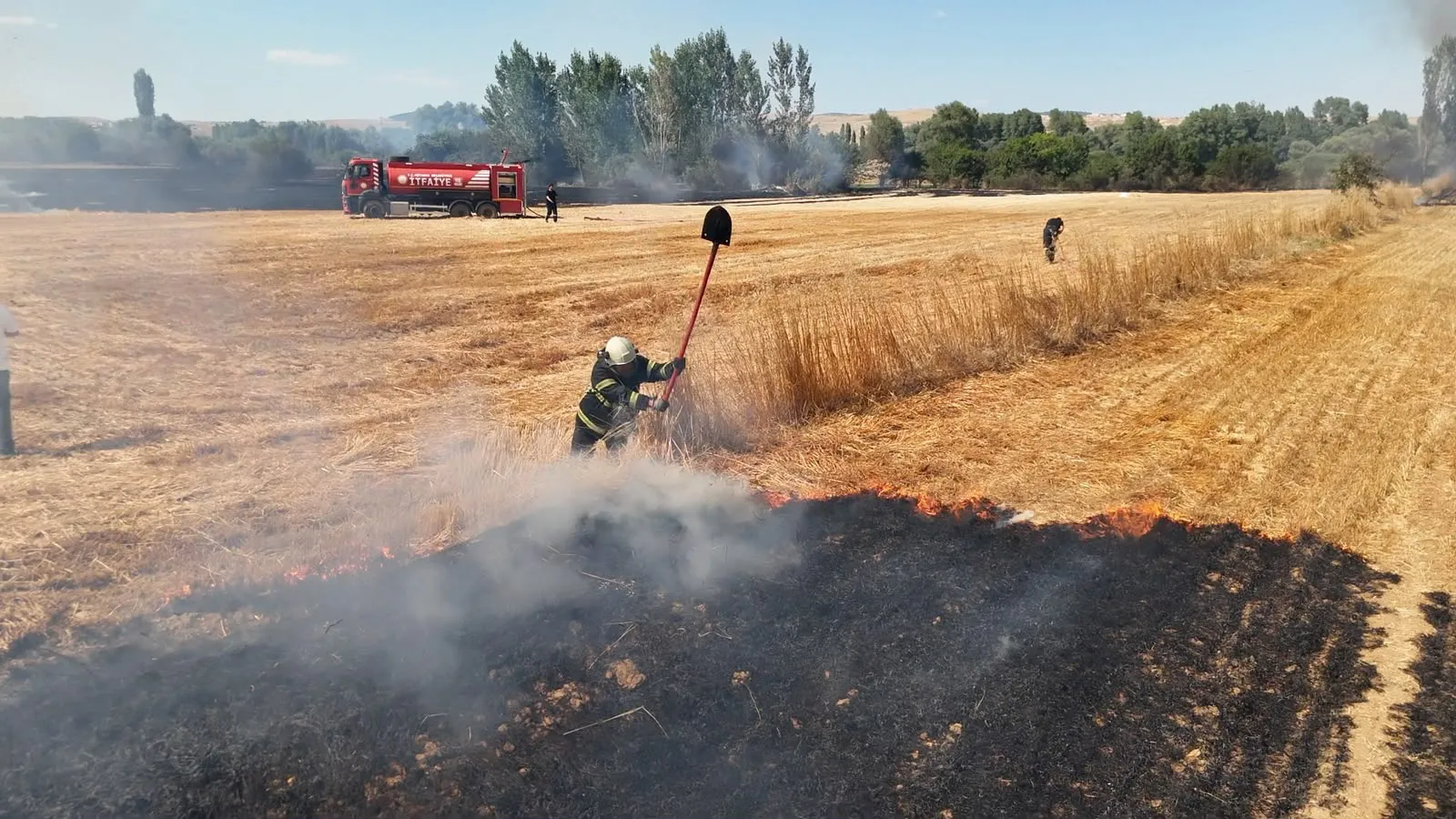 Kütahya kara yolunda anız yangını paniği