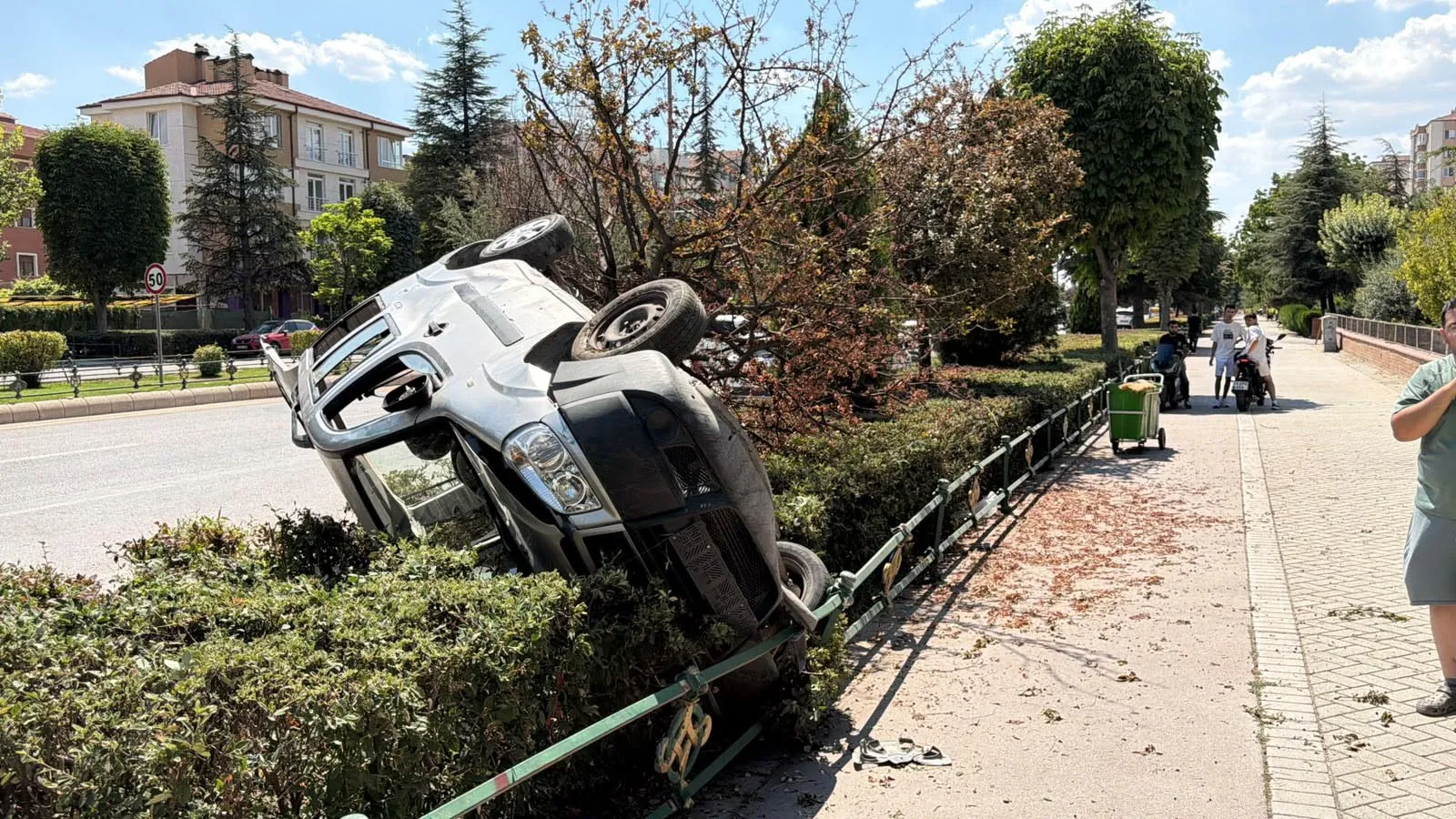 Eskişehir’de direksiyon hakimiyetini kaybeden sürücü kaza yaptı