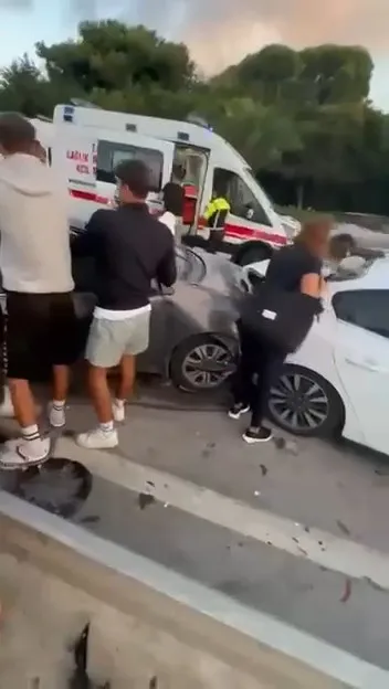 Sabahın ilk ışıklarında Kadıköy'de korkutan trafik kazası