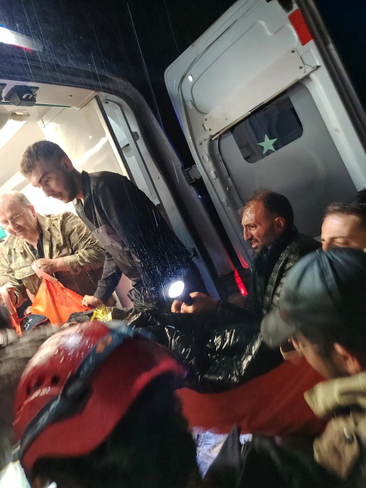 Artvin’in sarp yamaçlarında mahsur kalan iki kişi kurtarıldı