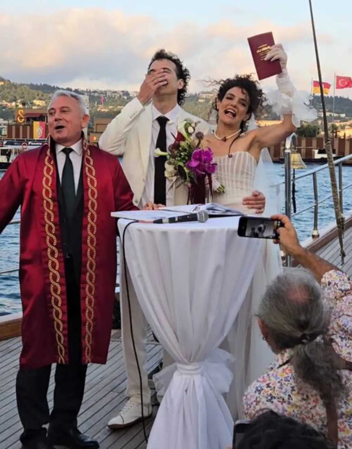 Hare Sürel sessiz sedasız evlendi! Gelinliği gündemde 2