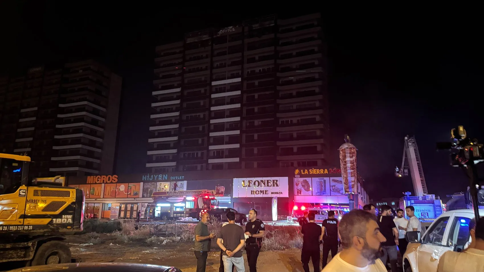 Alevler plazayı sardı, 5 kişi dumandan etkilendi