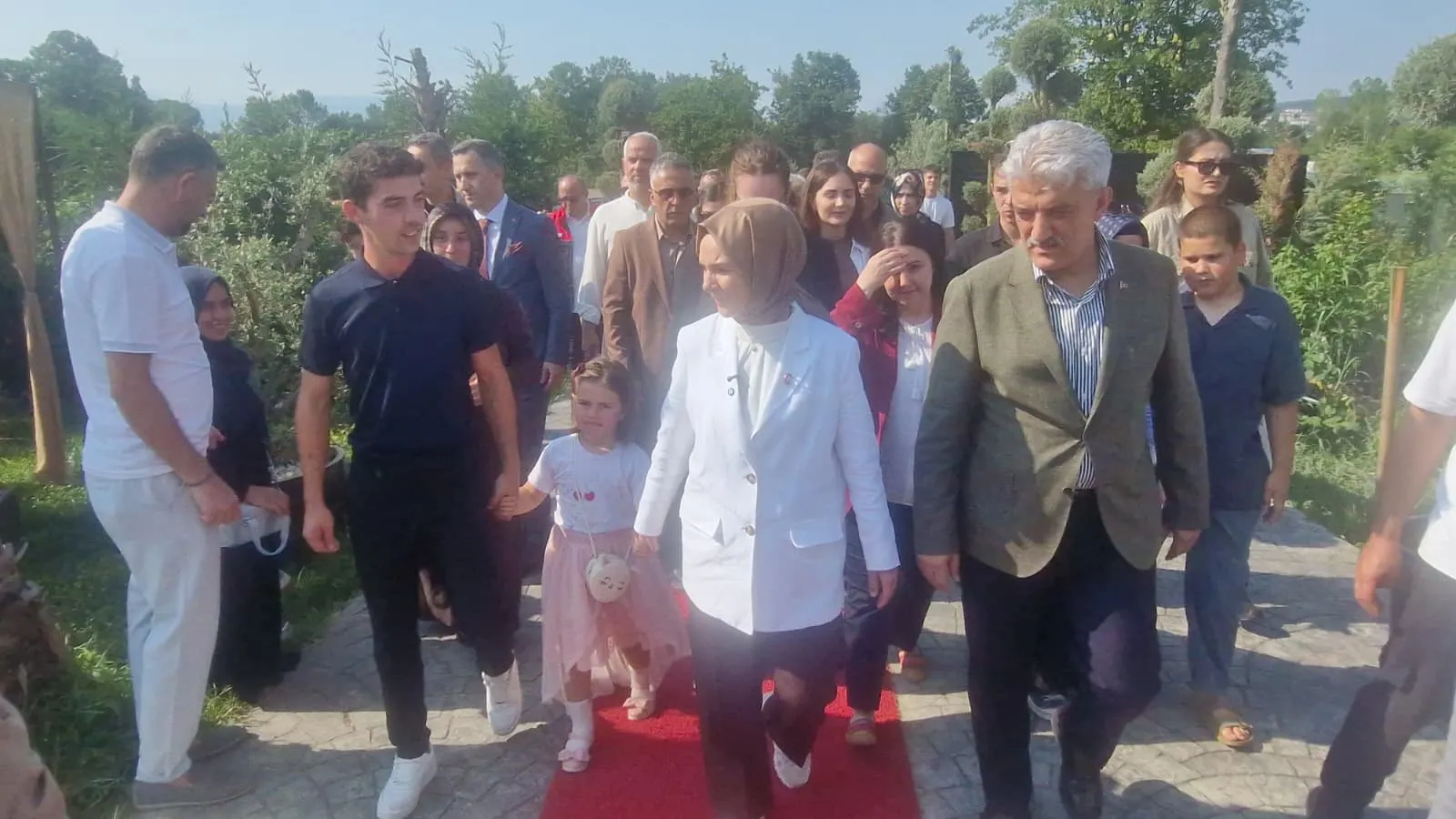 Bakan Göktaş Düzce'de genç girişimcinin bahçesini ziyaret etti