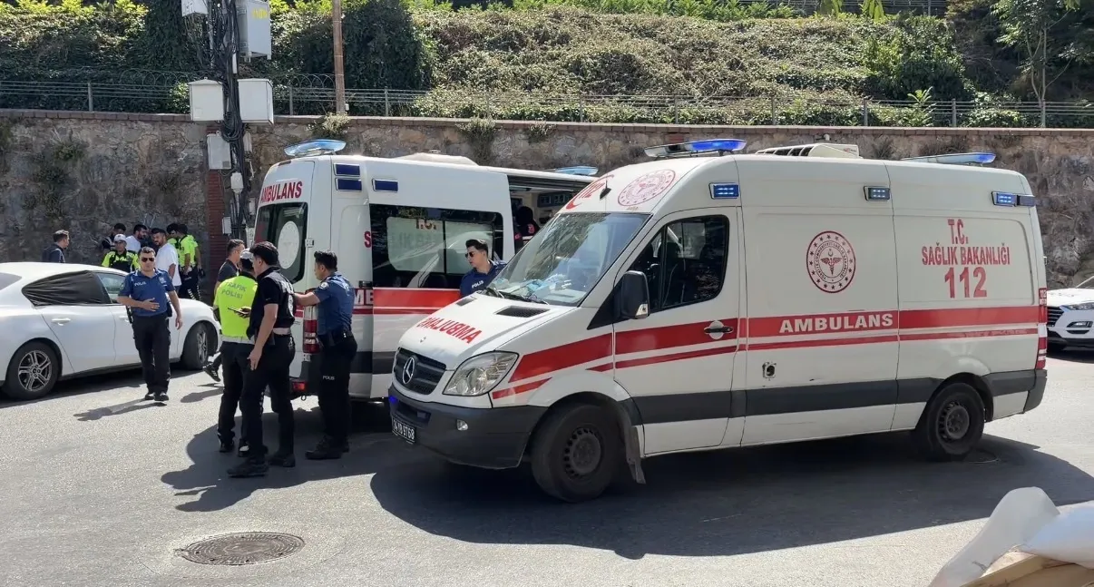 Ataşehir'de sürücü direksiyon hakimiyetini kaybetti; duvara çarpan otomobilde 3 yaralı