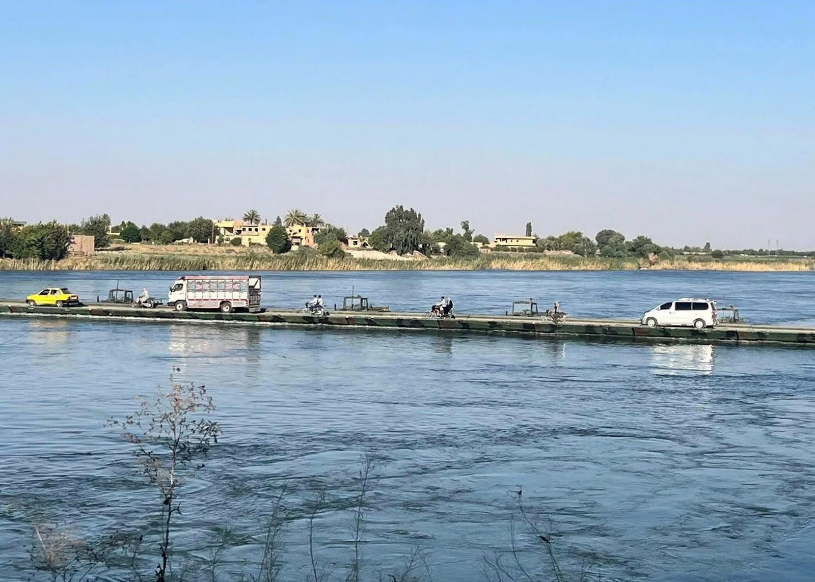 Deyrizor’da kurulan köprü bir ayda yüz binlerce kişiye yol oldu