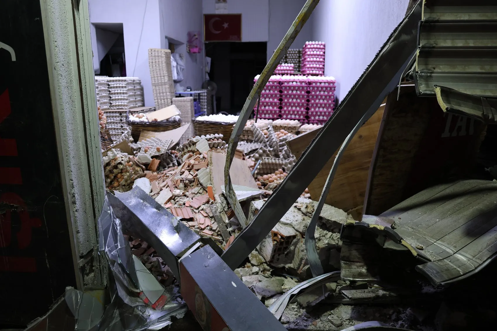 İzmir'de gece yarısı kaza Otomobil dükkana girdi yumurtalar telef oldu