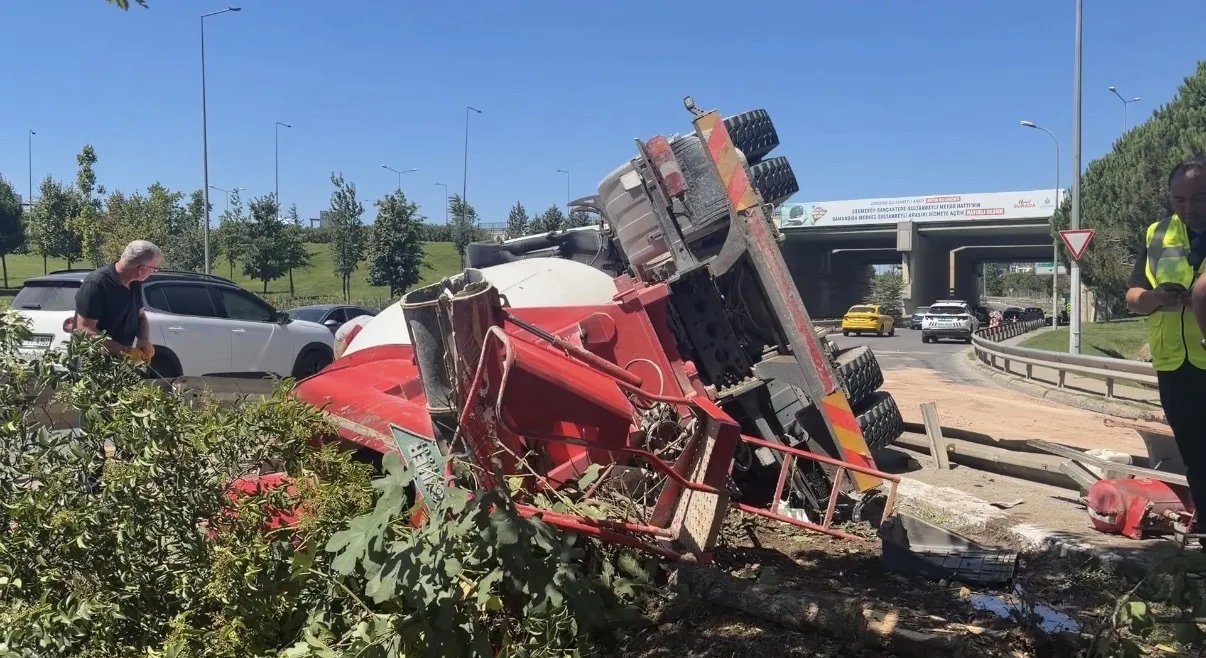 Çekmeköy'de yola devrilen beton mikseri trafiği kilitledi
