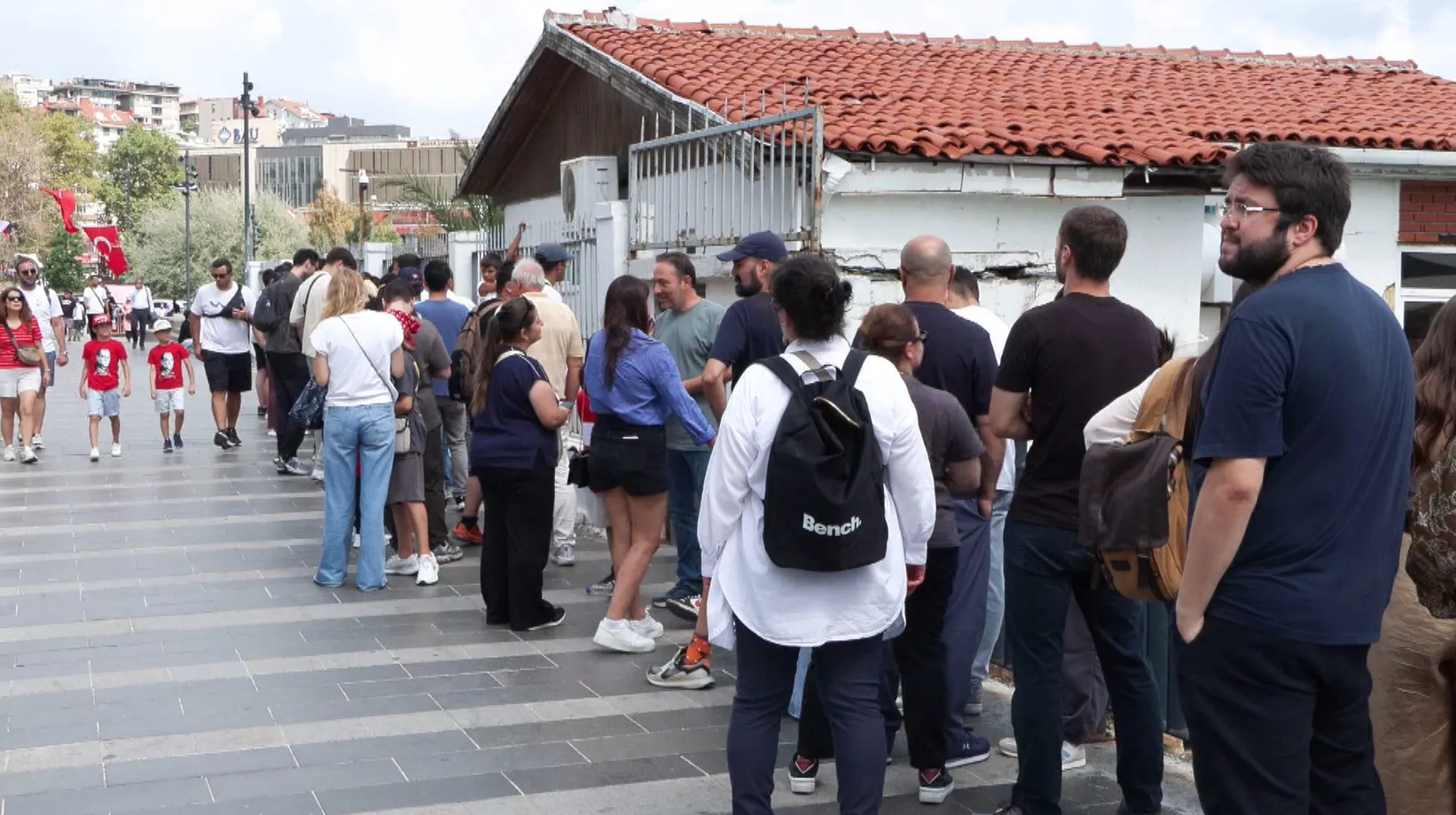 İstanbul Boğazı'nda dev kortej: TCG Oruçreis kapılarını vatandaşlara açtı