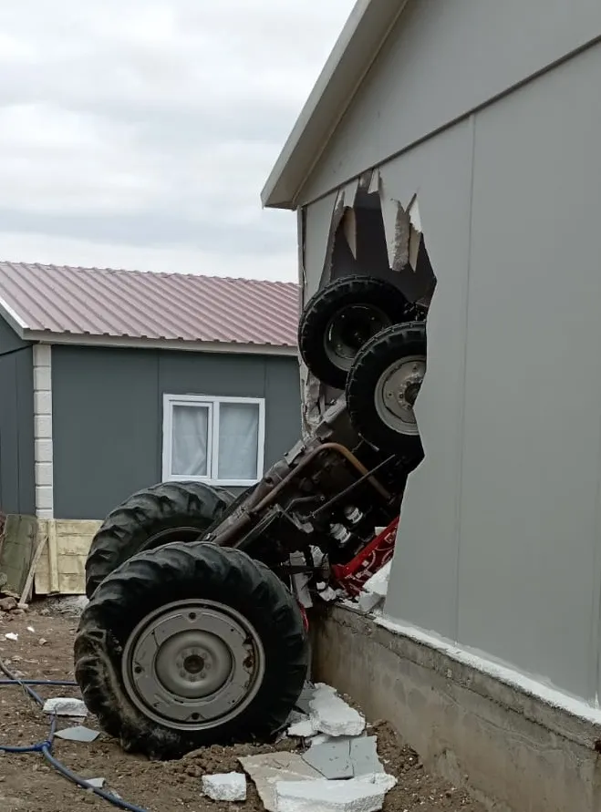 Park halindeki traktör kaydı, 8 yaşındaki kızın odasına daldı