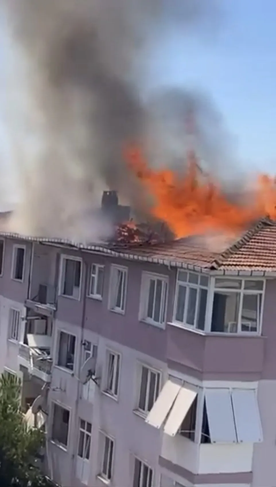 Maltepe'de boş binanın çatısı alevlere teslim oldu