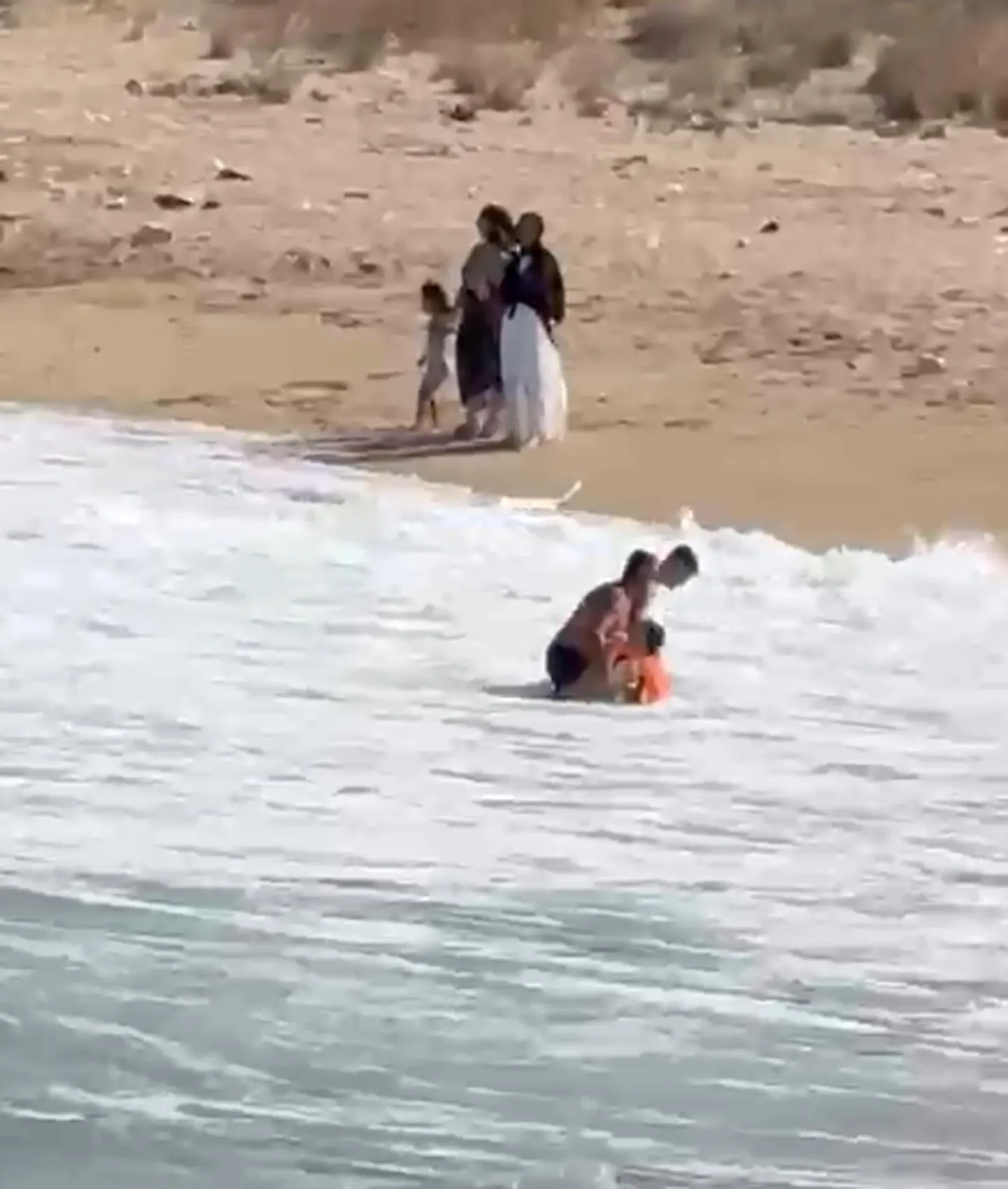 Karadeniz’in Öfkeli Dalgalarına İnanmadılar Yasak Dinlemeden Denize Giren 3 Genç Son Anda Kurtarıldı, 1 Kişi Kayıp