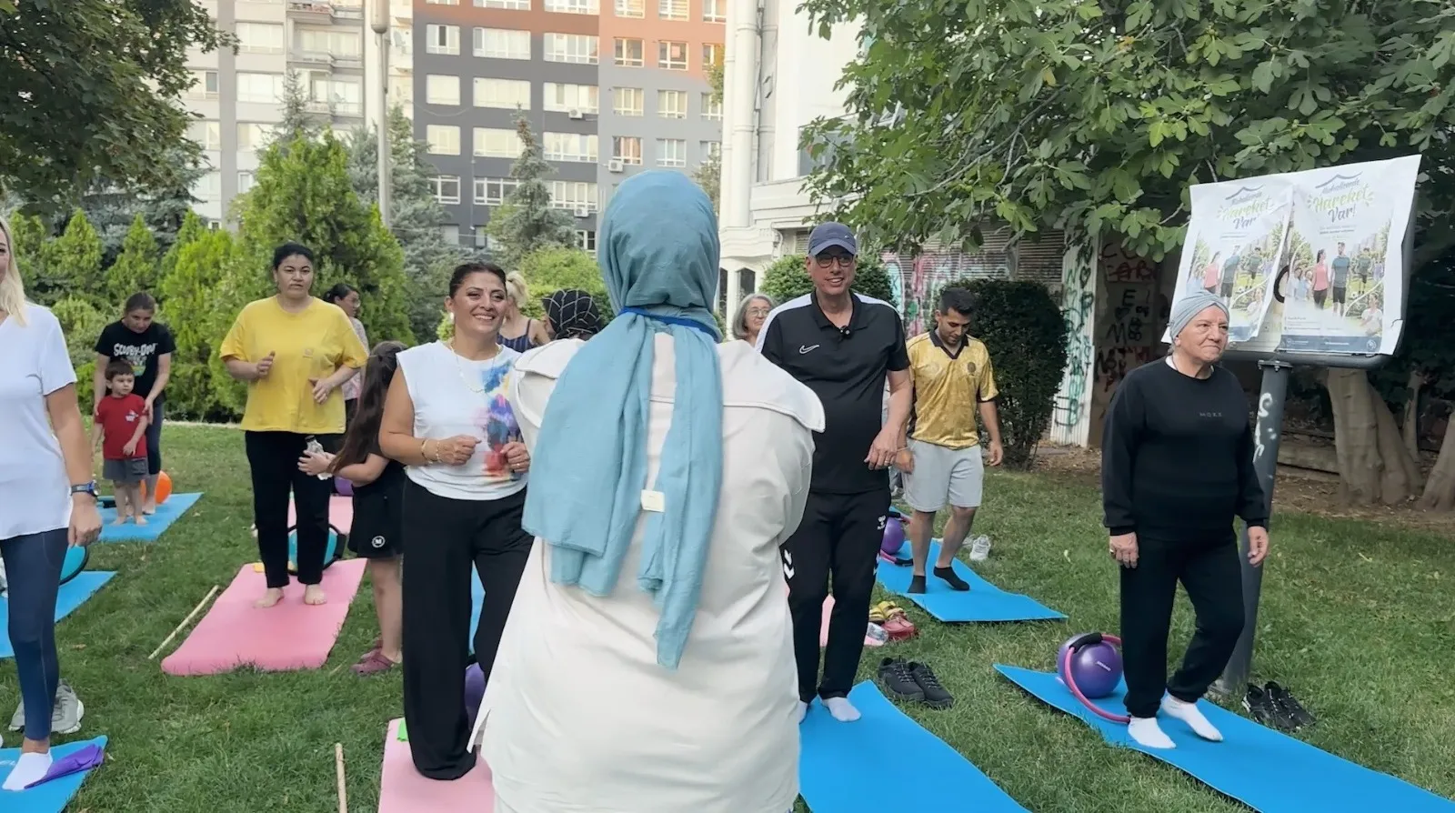Bakan Memişoğlu parkta vatandaşlarla spor yaptı
