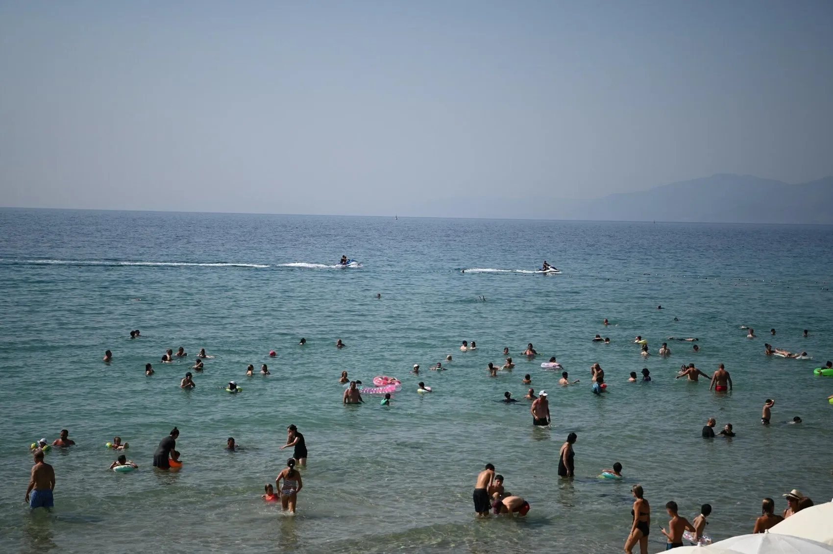 Kuşadası'nda termometreler 37'yi gösterdi, sahillerde yer kalmadı