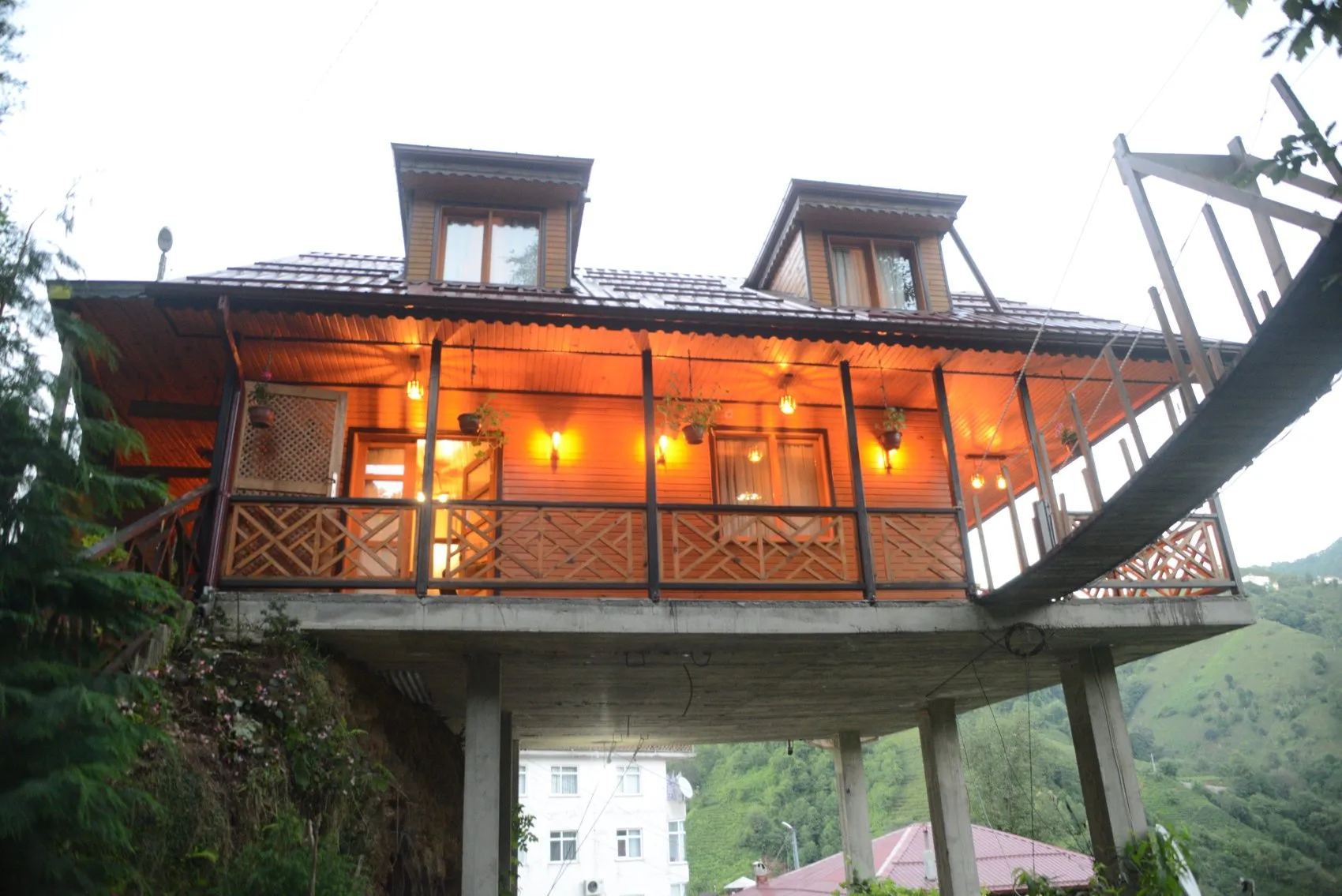 Rize’de yolun üzerine kurulan sıra dışı villa