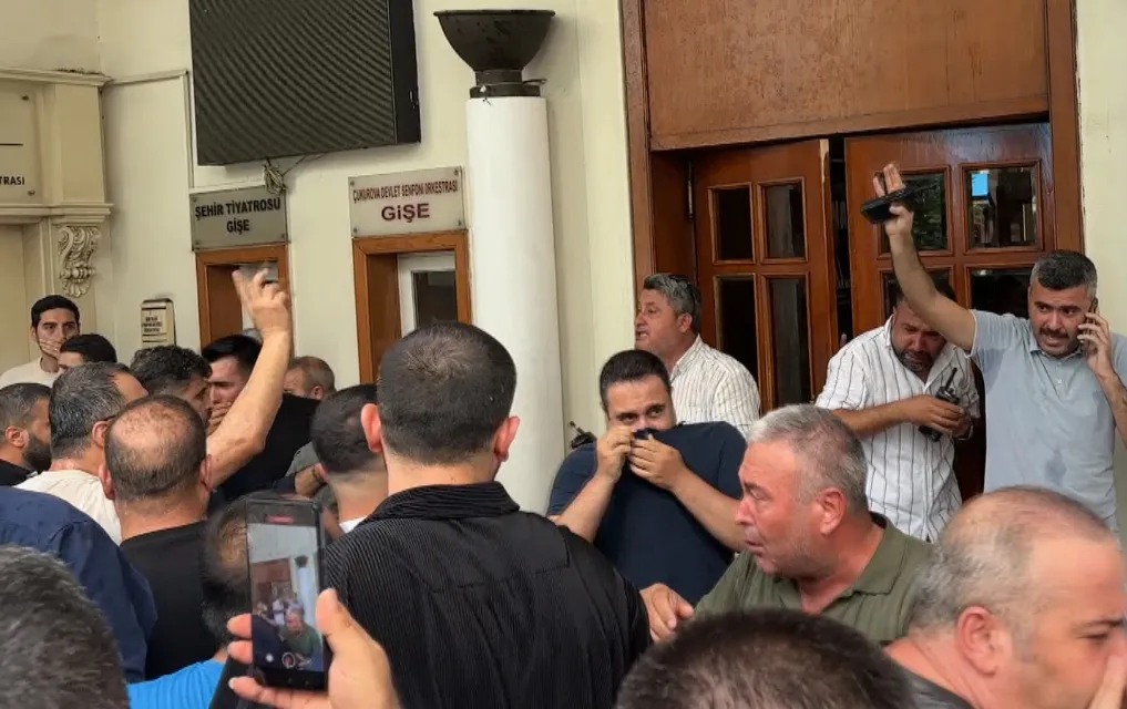 Adana’da servisçilerin belediye önündeki plaka eylemine polis müdahalesi