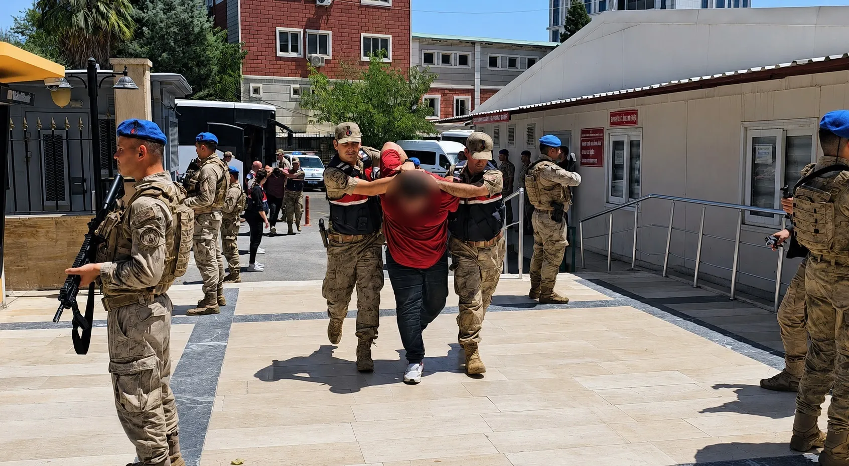 Jandarma kılığındaki 9 soyguncu büyük vurgun sonrası adliyeye getirildi