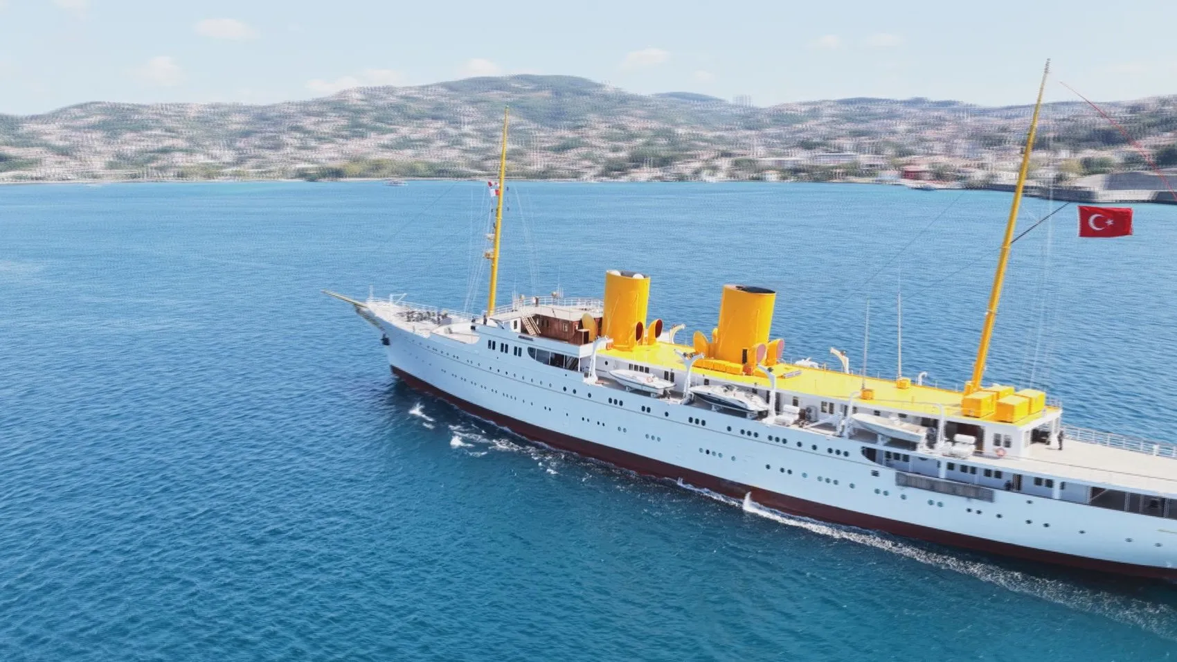 Atatürk'ün mirası Savarona Boğaz'da demirledi