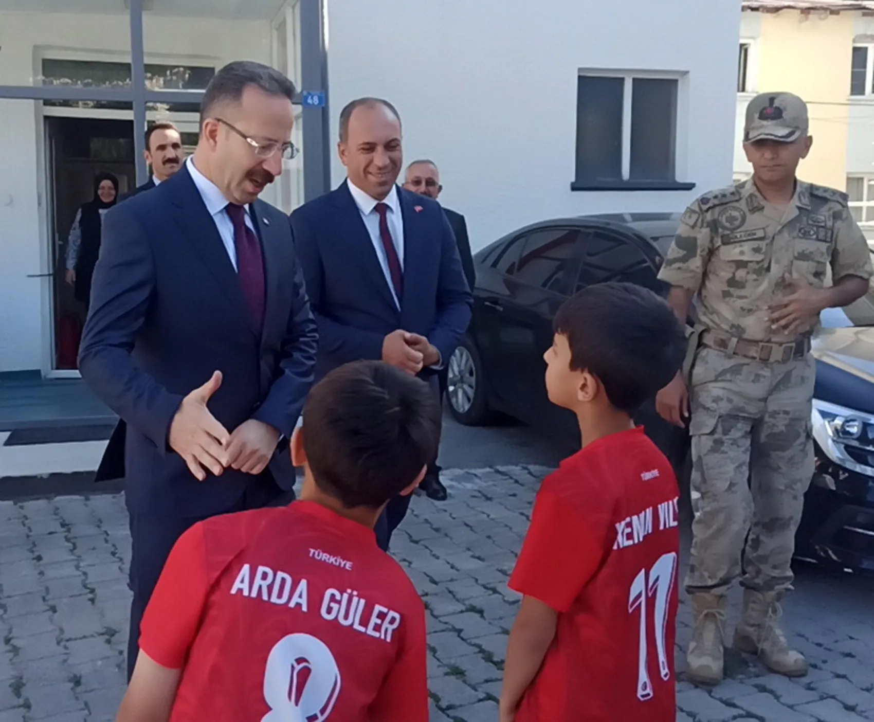 Posof’ta çocukların stat ışığı isteğine validen esprili çözüm