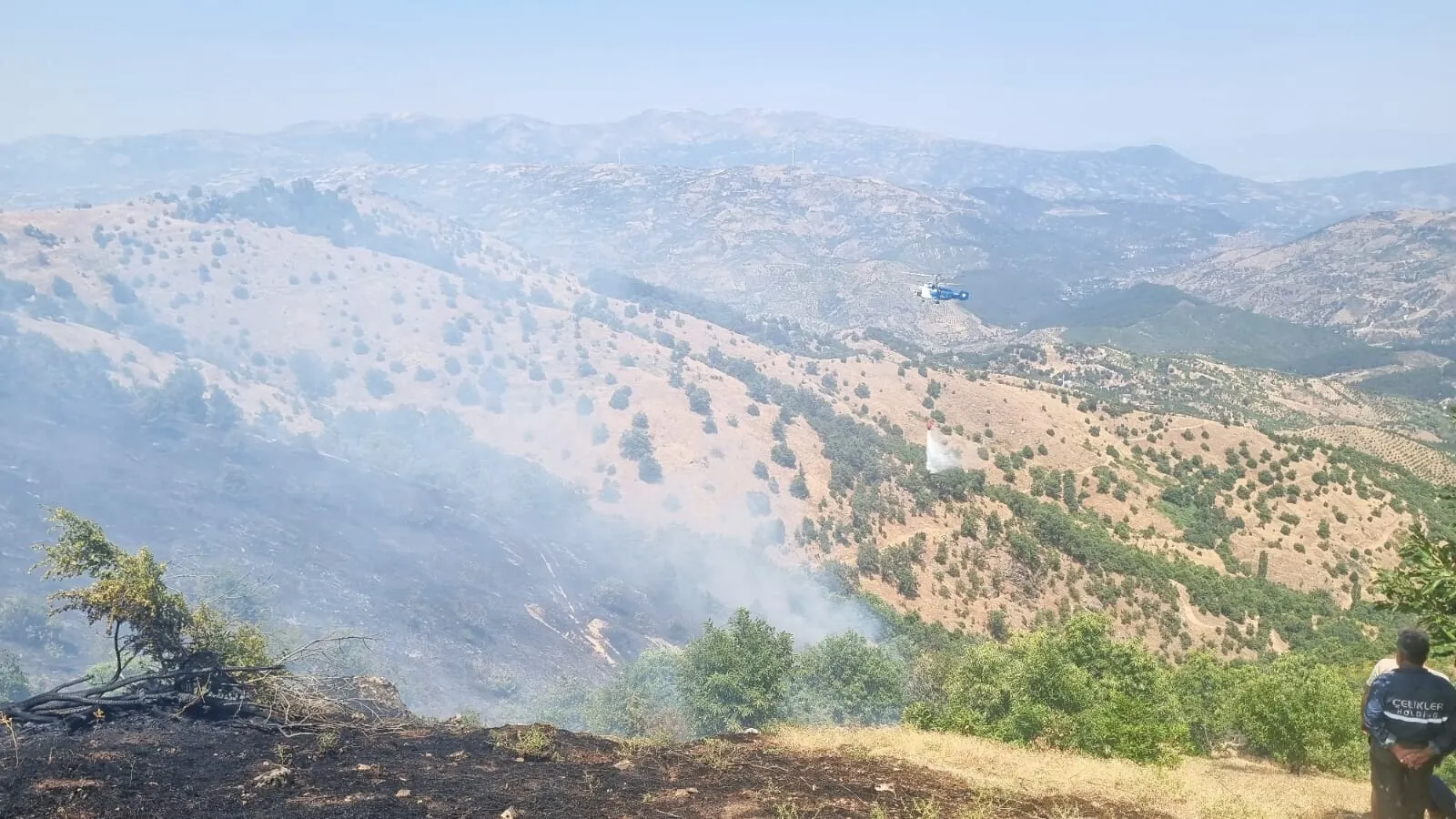 İzmir'de orman yangınına giden söndürme uçağı baraj gölünde mahsur kaldı