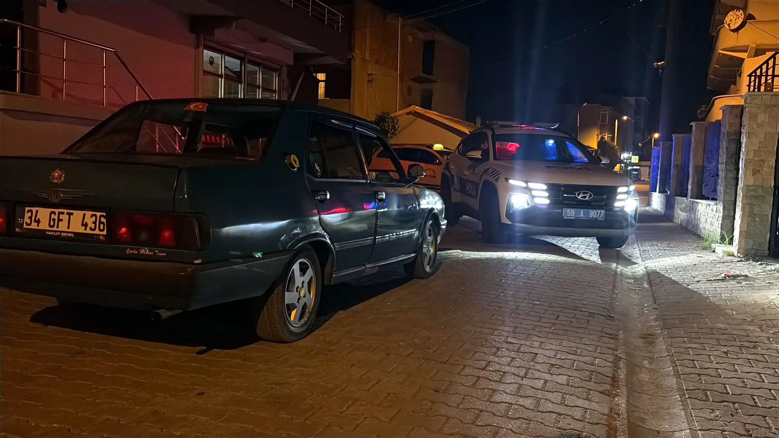 Polisin durdurduğu alkollü sürücü ceza yazılırken aracından içki getirdi