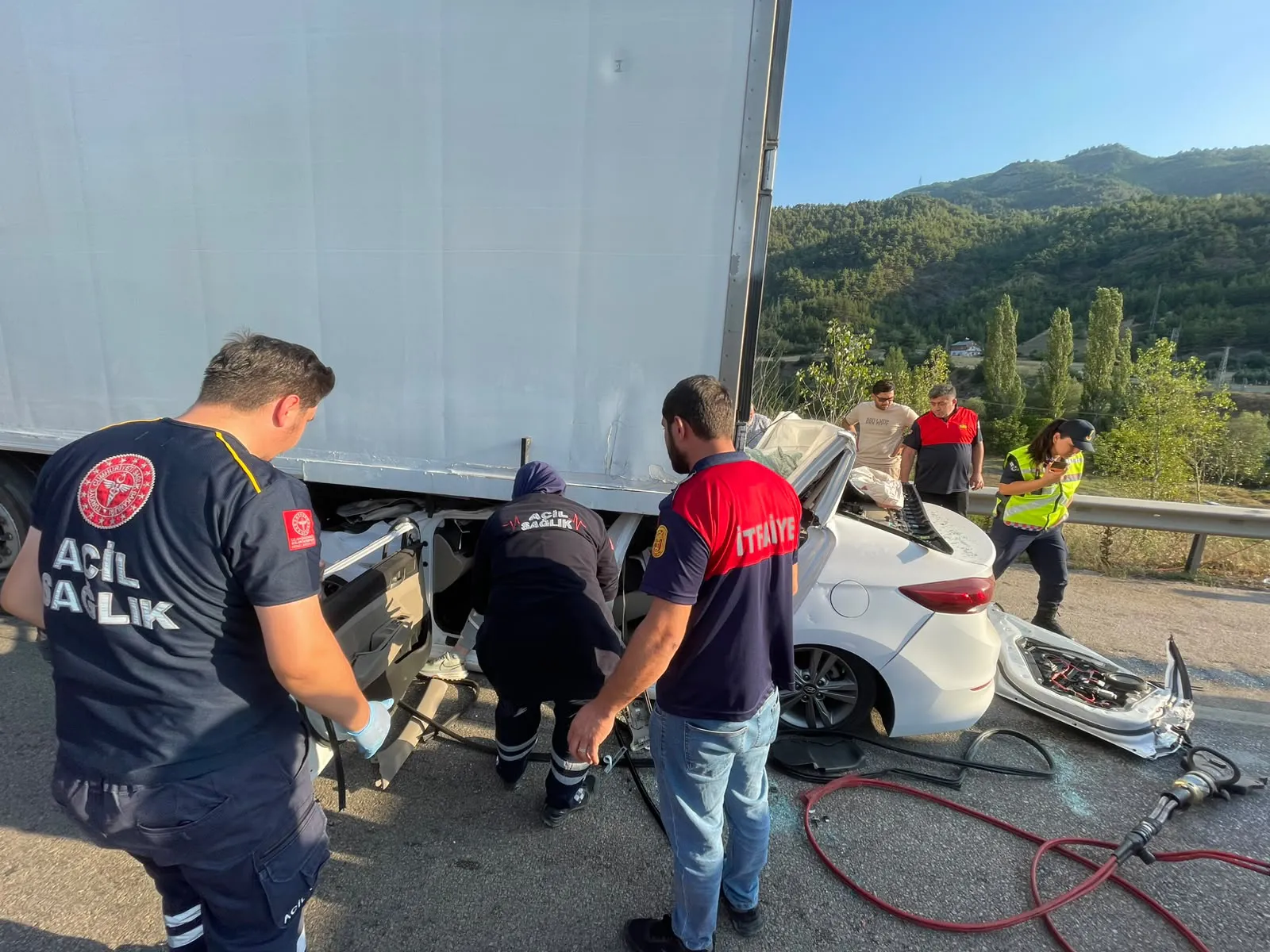 Tokat'ta yola çıkan otomobil TIR'a arkadan çarptı