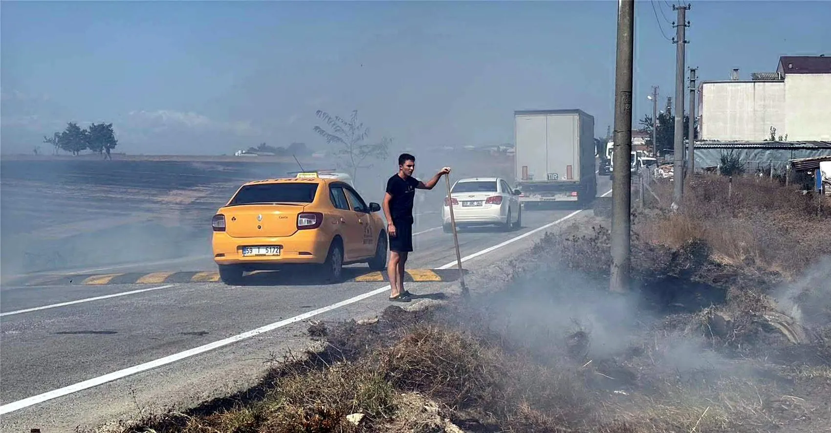 Tekirdağ Ergene’de büyük yangın 4 ev ve saman balyaları kül oldu