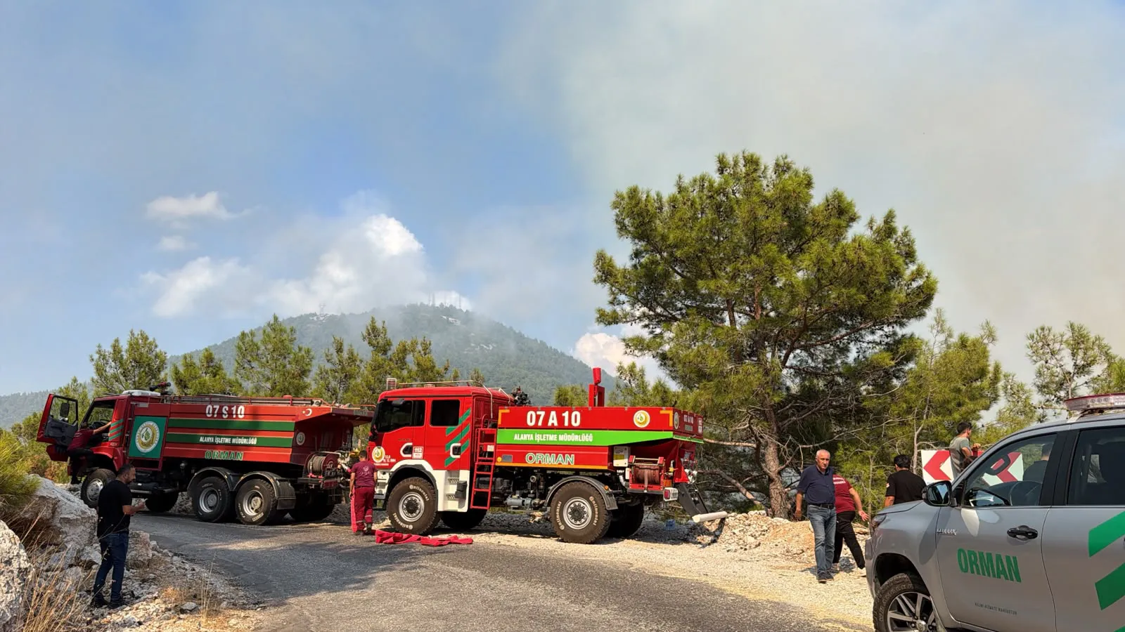 Antalya’da iki noktada orman yangını başladı